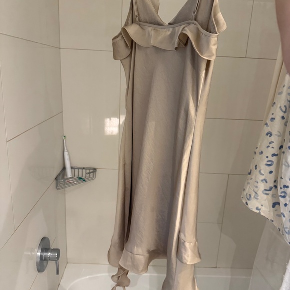 Aritzia ruffled dress - Picture 2 of 4